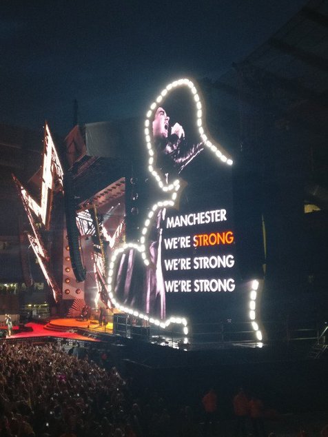 Tampil di konser One Love Manchester, Robbie Williams ubah sedikit lirik lagu 'Strong' © twitter.com/Tyronnster