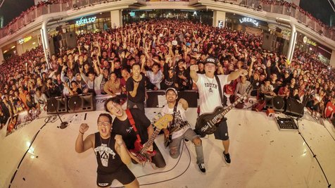 Tak sendiri, Rocket Rockers menggandeng Andi dari Kungpow Chickens untuk berkolaborasi dalam lagu ini © Reach & Rich Records