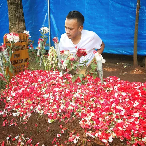 Ruben di makam Jupe © instagram.com/ruben_onsu