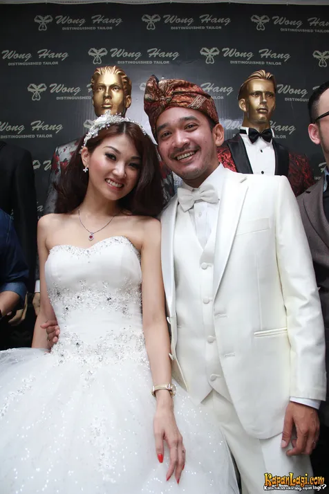 Ruben Onsu dan Sarwendah Fitting Baju Pengantin