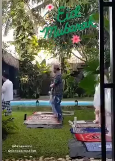 Salat di Taman Rumah yang Sejuk