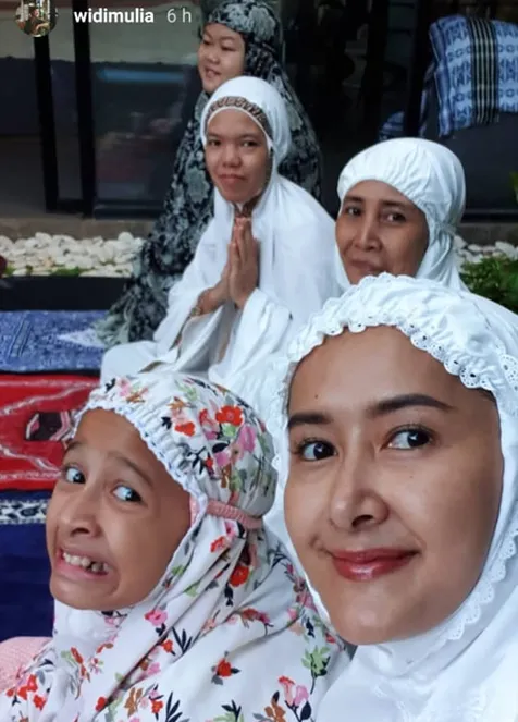 Salat Bersama Para Asisten Rumah Tangga