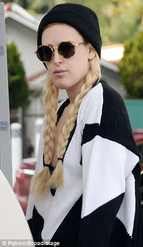 Rumer Willis Kena Demam 'FROZEN', Lihat 