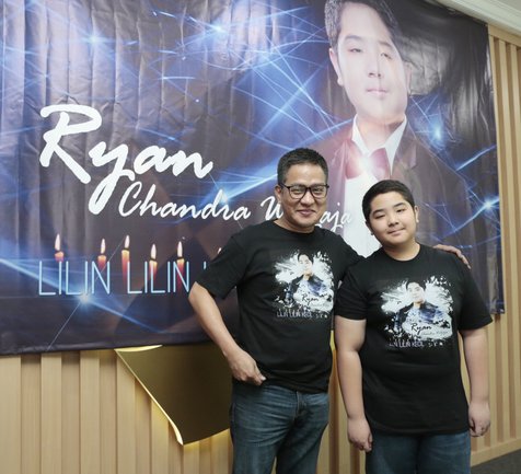 Ryan Chandra merombak lagu Chrisye Lilin Lilin Kecil untuk dibawakannya. Š KapanLagi.com/Sahal Fadhli