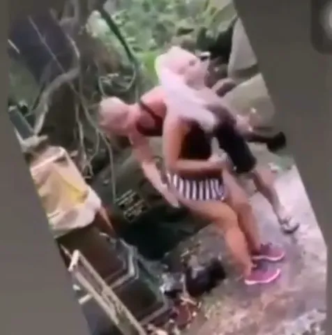 Pakai Air Suci Untuk Cebok