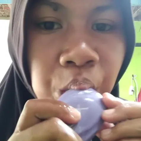 Aksi Jilat Sabun Mandi