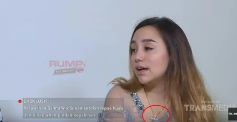 Salmafina Sunan Pakai Kalung Salib