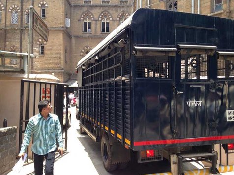 Ini kendaraan yang akan dipakai Salman untuk ke penjara. @indianexpress