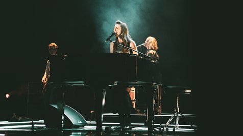 Sara Bareilles saat tampil di Greek Teater, Los Angeles @hollywoodreporter.com