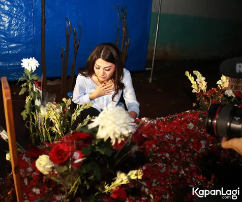 Sarwendah menangis saat kunjungi makam Julia Perez © KapanLagi.com®/Muhammad Akrom Sukarya