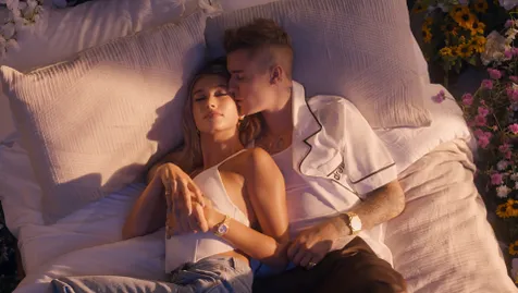 Nggak Cuma Iklan, Hailey Juga Bintangi MV Justin