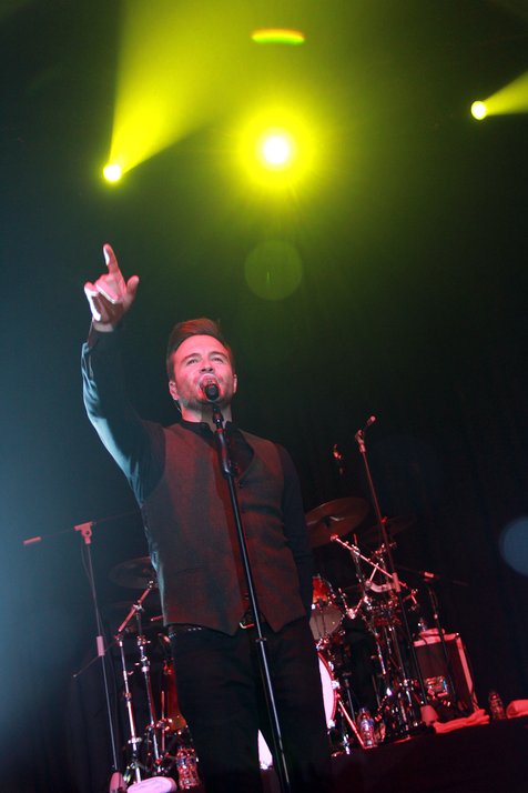 Sebagai pentolan Westlife, Shane Filan memang menyanyikan lagu-lagu boyband tersebut dalam konser foto: Agus Apriyanto