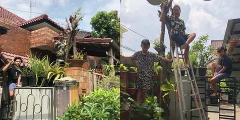 Ajak Kedua Putranya