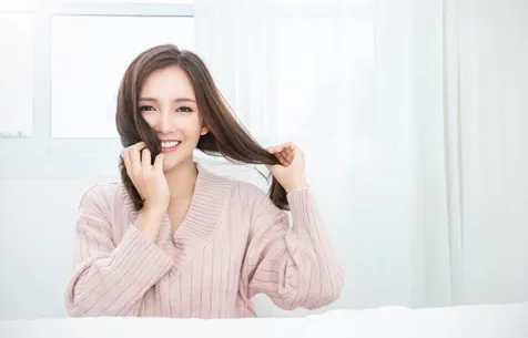 Rutin Keramas Juga Bisa Merawat Rambut Selama di Rumah Aja, Lho!
