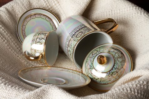 Ilustrasi Artisan Tea Set, (c) Shutterstock
