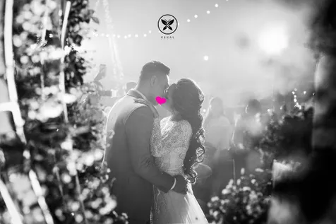 Foto Wedding Kiss yang Dicibir