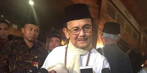 Jilbab Ainun yang Selalu Dibawa Oleh Habibie