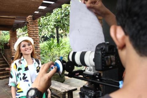 Siti Liza di lokasi syuting video klip. ©KapanLagi.com