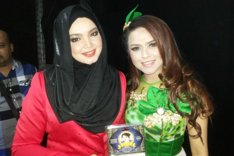 Siti Nurhaliza dan Siti Liza, pilih mana? ©KapanLagi.com/Muhammad Rasyad