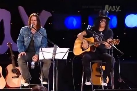 Slash dan Myles Kennedy tampil enerjik di atas panggung dengan konsep akustik ©youtube