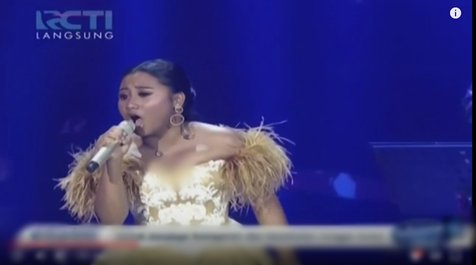 Aksi panggung Maria yang semakim berkembang di top 4. youtube.com/indonesianidol/