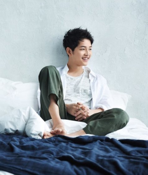 Song Joong Ki pose di atas ranjang (lagi) © couch-kimchi.com