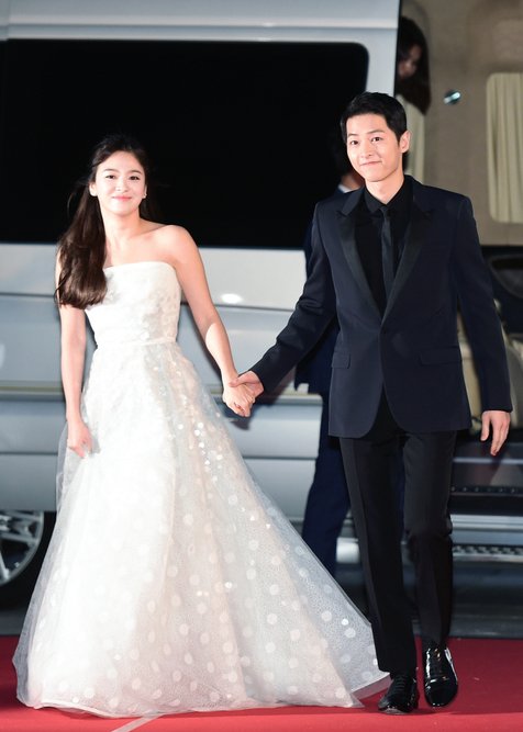 Ayah Song Joong Ki angkat bicara soal kabar pernikahan putranya dengan Song Hye Kyo. © starin.edaily.co.kr