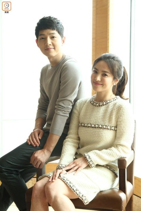 Song Joong Ki meminta restu pada penggemar. © couch-kimchi.com