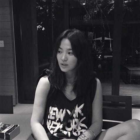 Song Hye Gyo yang tetap cantik meski pakai kaos oblong dan tanpa make up. ©Instagram/kyo1122