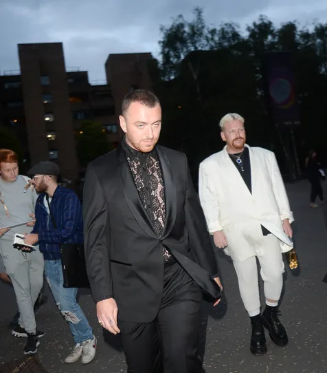Sam Smith Gandeng Pria Misterius