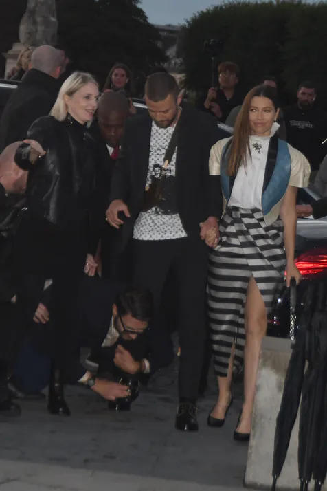 Peluk Erat Kaki Justin Timberlake