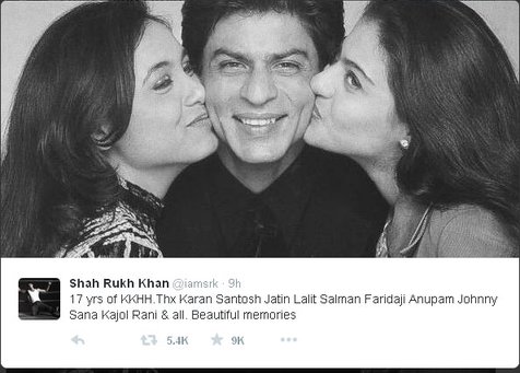 Bahagianya SRK saat dicium pipinya oleh Rani dan Kajol © Twitter.com/iamsrk