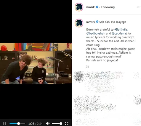 Nyanyikan Lagu di Ruang Kerjanya