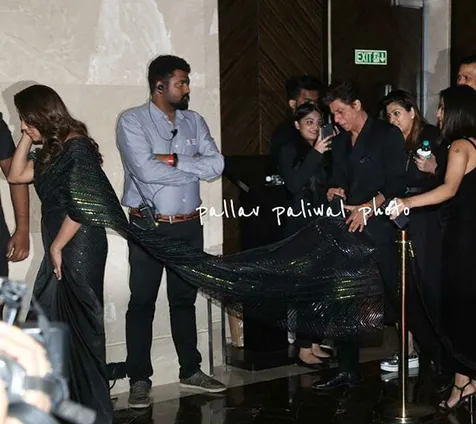 Shahrukh Pegangi Ekor Gaun Gauri