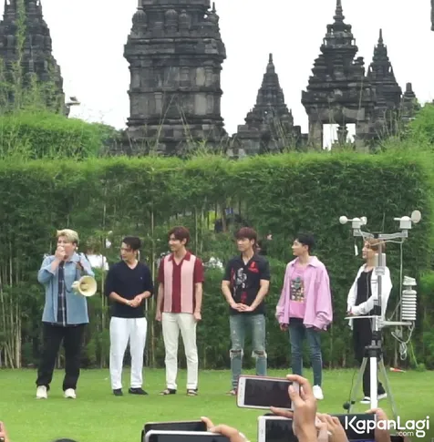Menikmati Pemandangan Sambil Mempererat Persahabatan