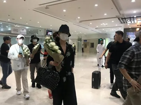 Super Junior Dapat Buket Bunga