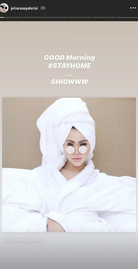 Hanya Pakai Handuk