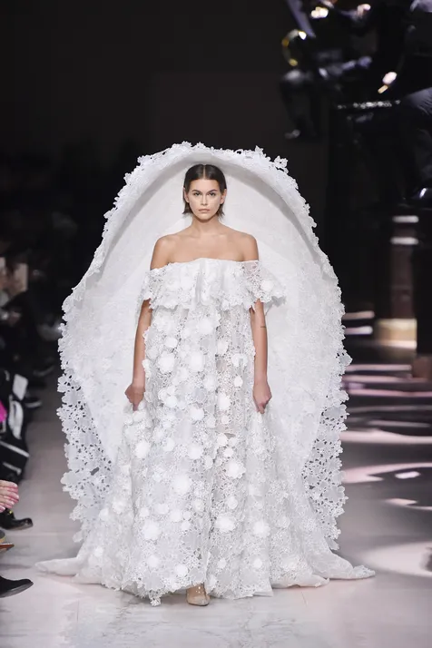 Kenakan Gaun Pengantin
