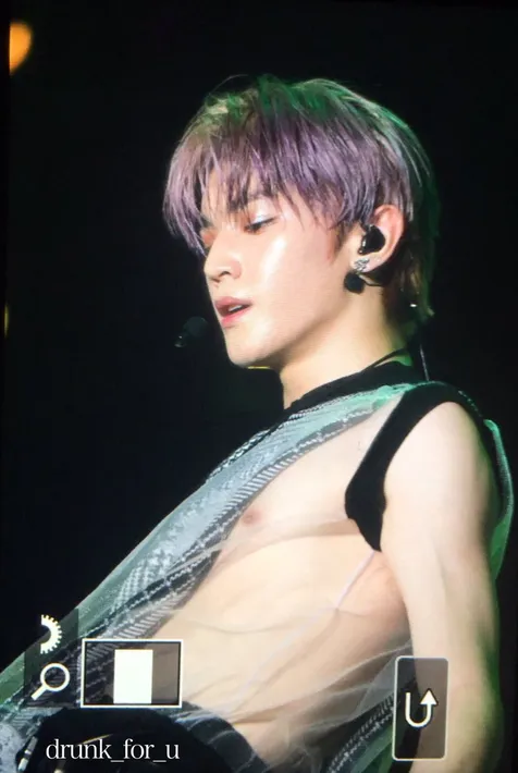 Taeyong Pakai Baju Transparan