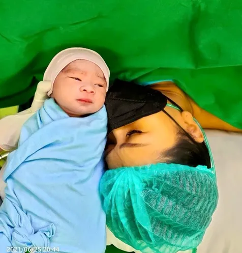 Tata Janeeta Dikaruniai Bayi Laki-Laki, Ini Ungkapan Kebahagiaan Raden Brotoseno