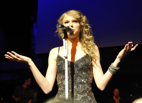 Taylor Swift tampil sangat atraktif dengan penonton ©fameflynet