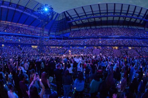 Suasana biru tribut Taylor Swift untuk Manchester. (instagram.com/taylorswift)