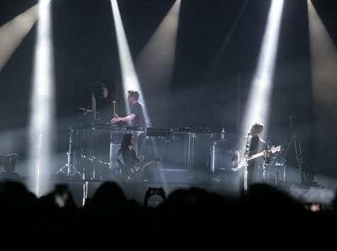 The XX mengawali konser dengan Intro yang menjadi lagu pembuka. © KapanLagi.com/Muhammad Akrom Sukarya