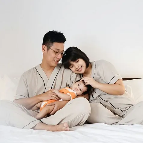 Momen manis kebersamaan Tian dan Junior dengan Baby Iori. So cute! /instagram.com/putrititian
