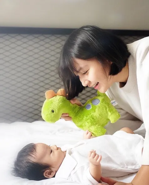 Putri Titian nampak begitu sayang dengan dengan sang buah hati. /instagram.com/putrititian