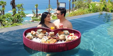 Rayakan di Kolam Renang