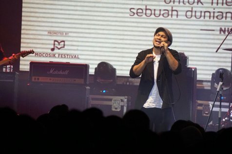 Penampilan Tompi di panggung Mococsik Festival 2018. © KapanLagi.com/Mathias Purwanto