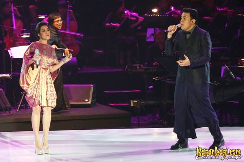 Duet manis Raisa - Tulus hangatkan Konser Satu Indonesia ©KapanLagi.com/Budy Santoso