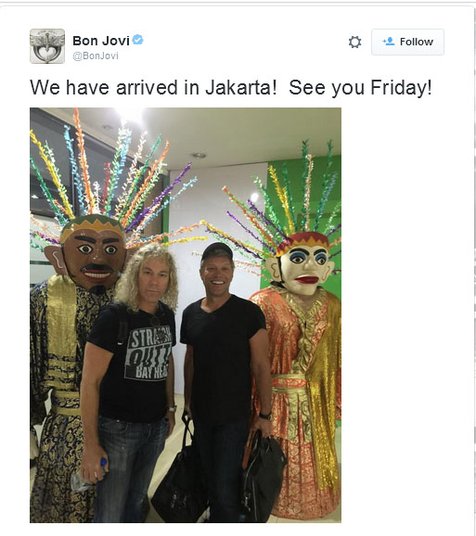 Sampai di Indonesia, Bon Jovi langsung foto bareng Ondel-Ondel © twitter.com/BonJovi