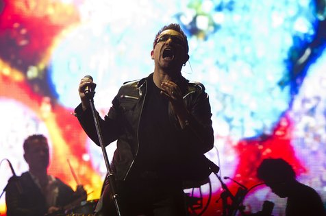 Bono vokalis dari U2 @fameflynet